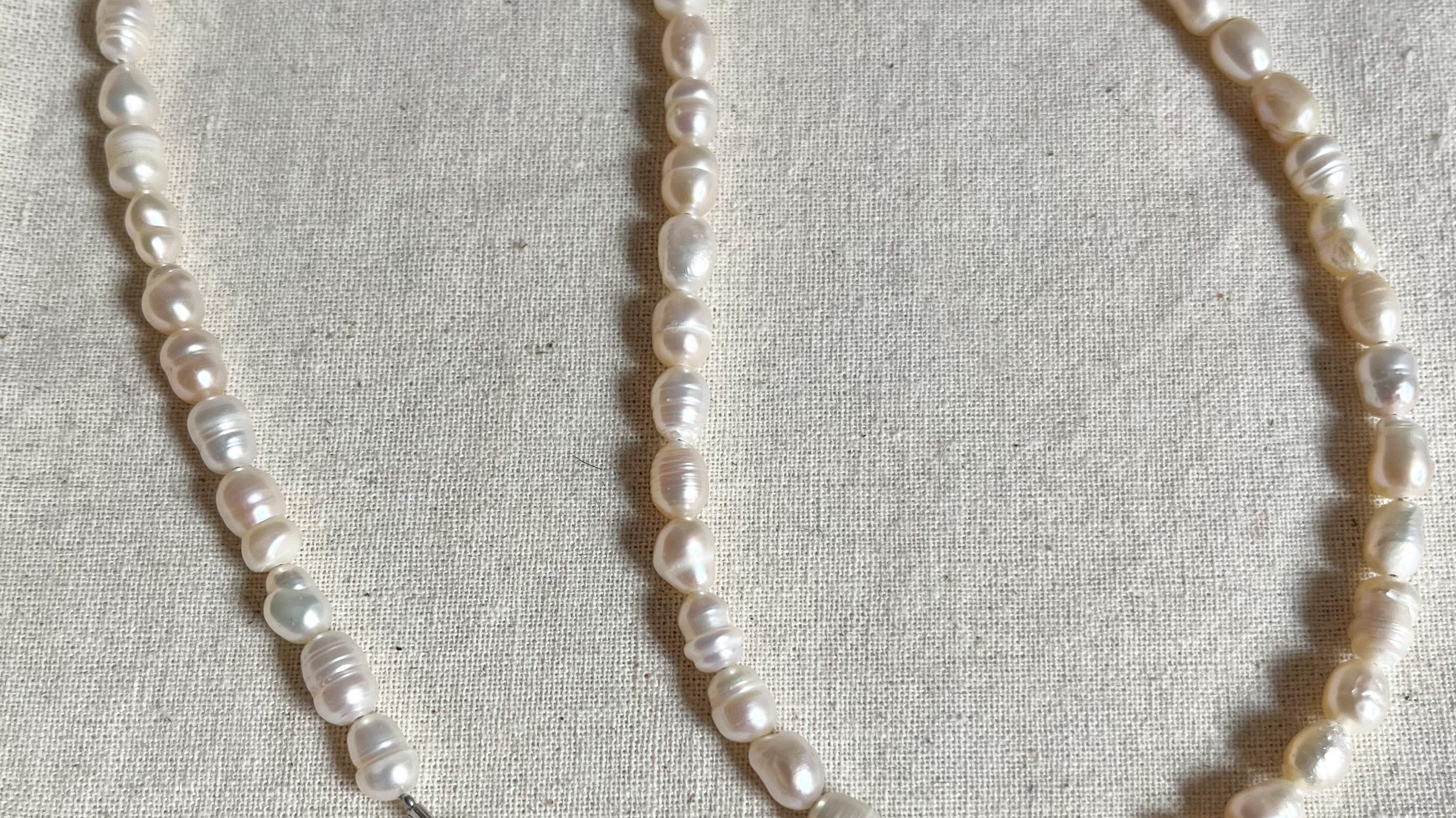 Cadenas y pulseras de perlas - Nueva tendencia de joyas para hombre 2023