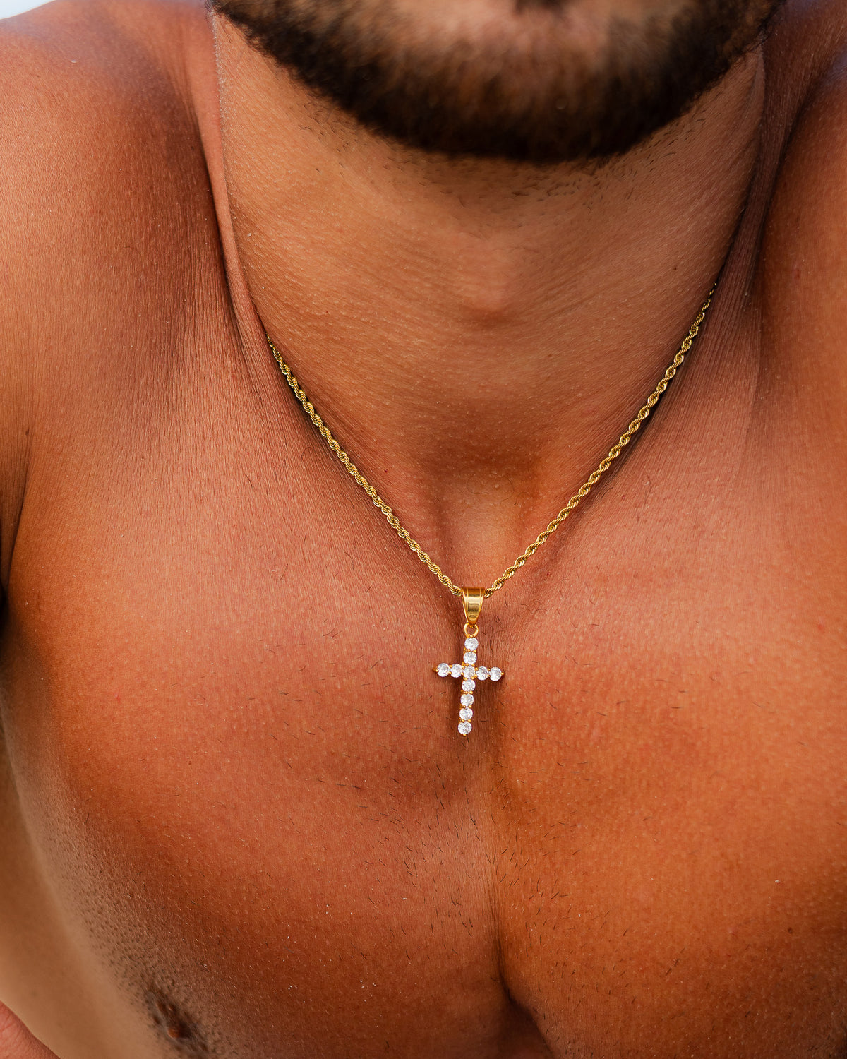 Cadena de oro con colgante de cruz cuajado de diamantes