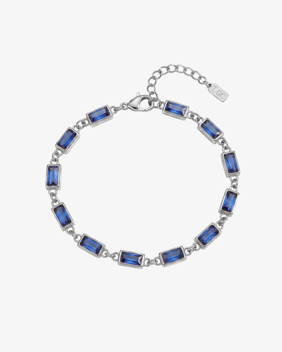 Pulsera OMEN de plata con piedras rectangulares azules en una muñeca sobre fondo claro.