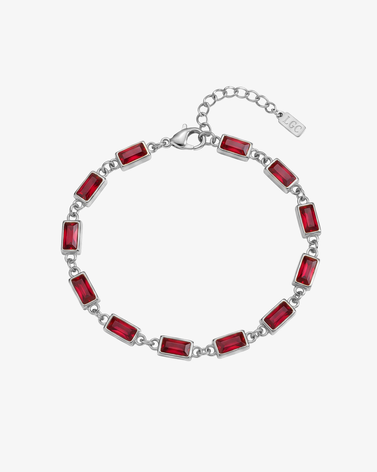 Pulsera OMEN de plata con piedras rectangulares rojas a lo largo de la cadena sobre fondo blanco
