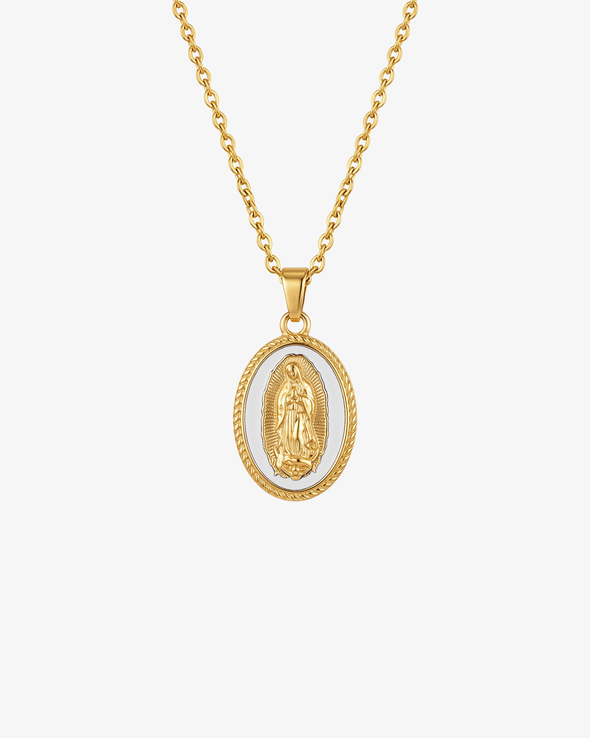 Collar de cadena dorada con colgante ovalado de la Virgen sobre esmalte blanco.