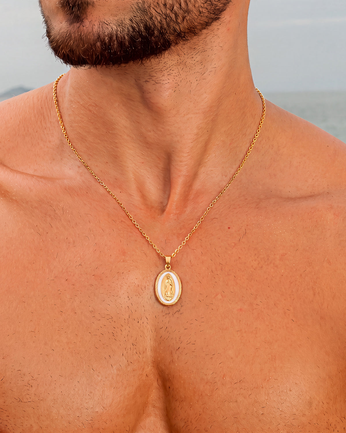Collar de oro con medalla de la Virgen María en el cuello, con cadena fina