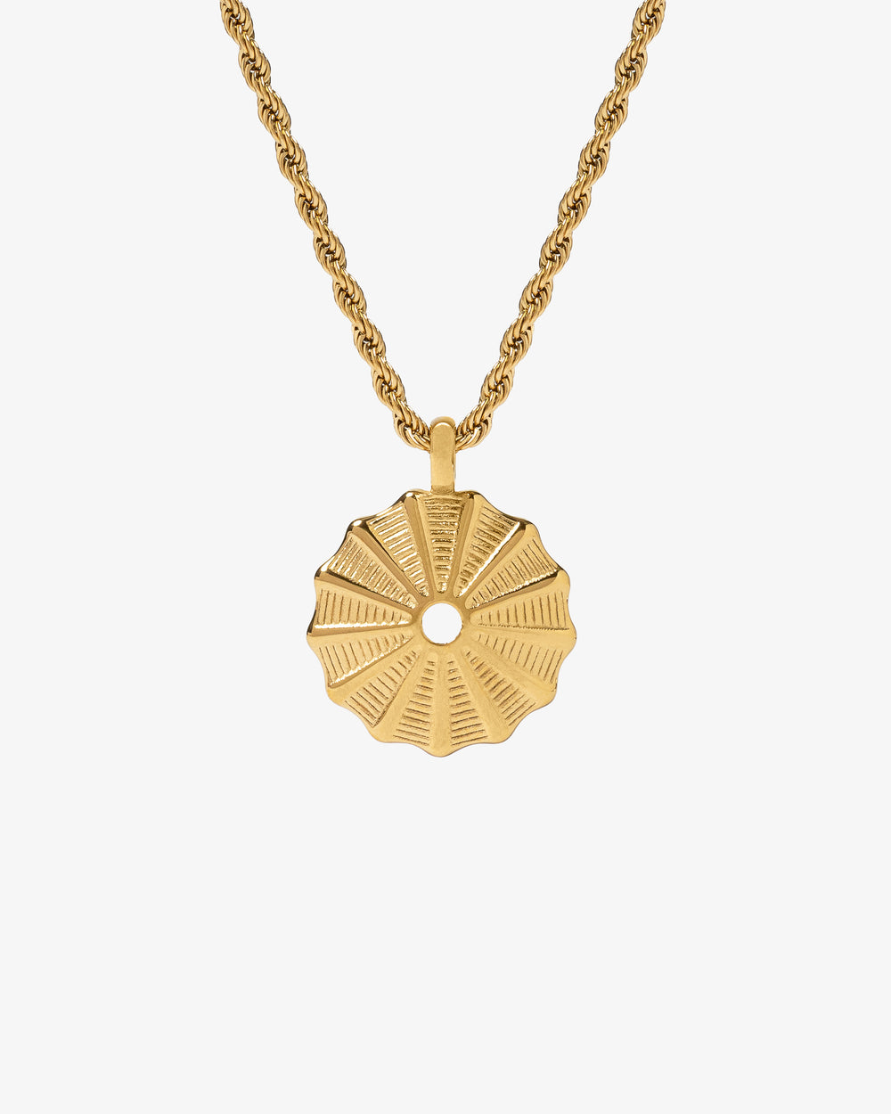 Collar de cadena de cuerda dorada con colgante redondo de sol sobre fondo blanco.