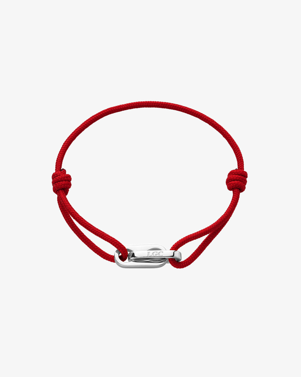 Pulsera Atlantis de cordón rojo con cierre plateado grabado en la muñeca