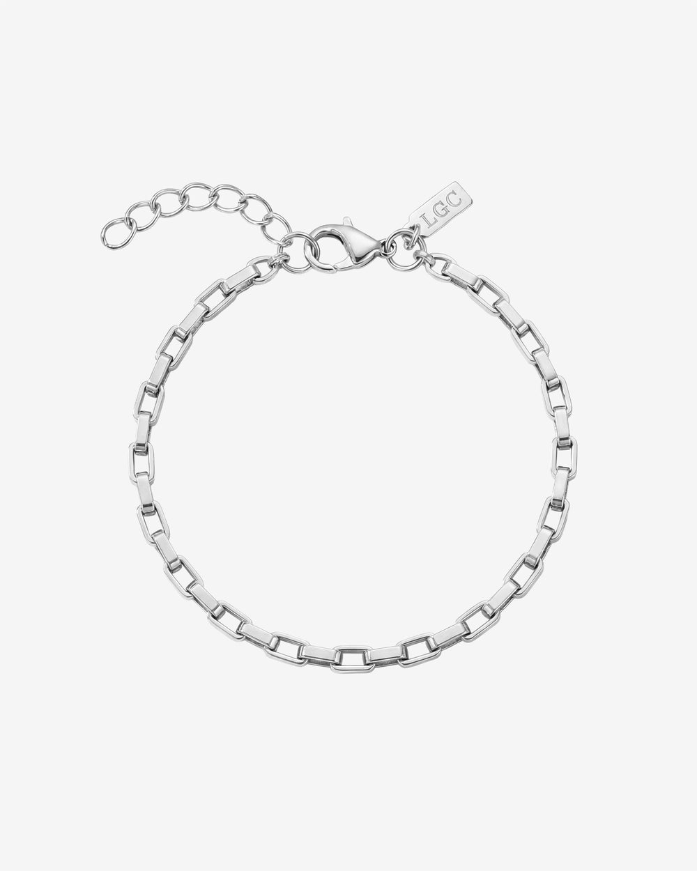 Primer plano de la pulsera plateada Capri en una muñeca con eslabones rectangulares y cierre.