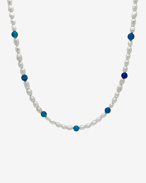 GILI Pearl Silver Chain necklace featuring white freshwater pearls with blue beads, length 45 cm.