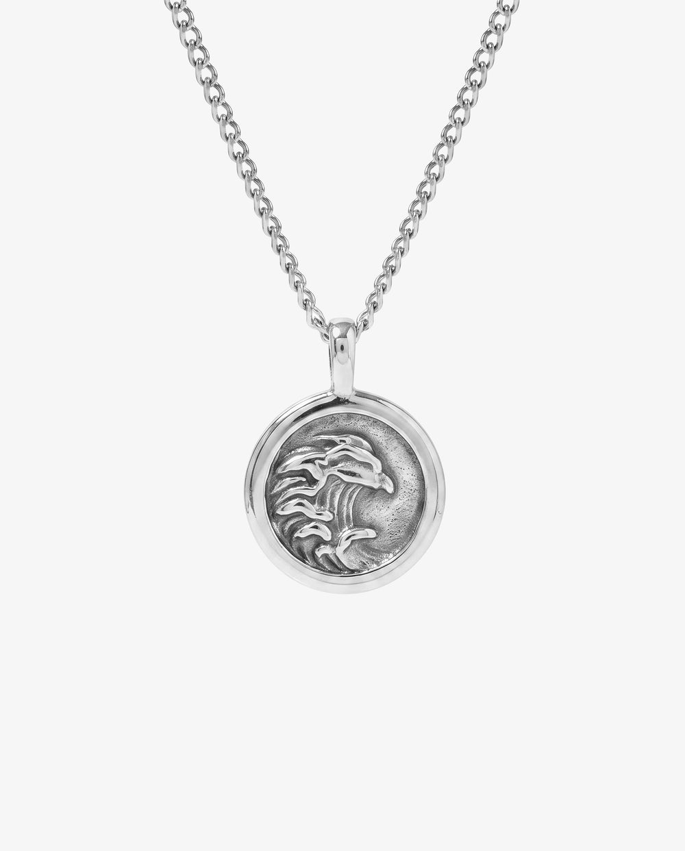 Collar de plata Oahu con cadena gruesa y colgante redondo grabado.