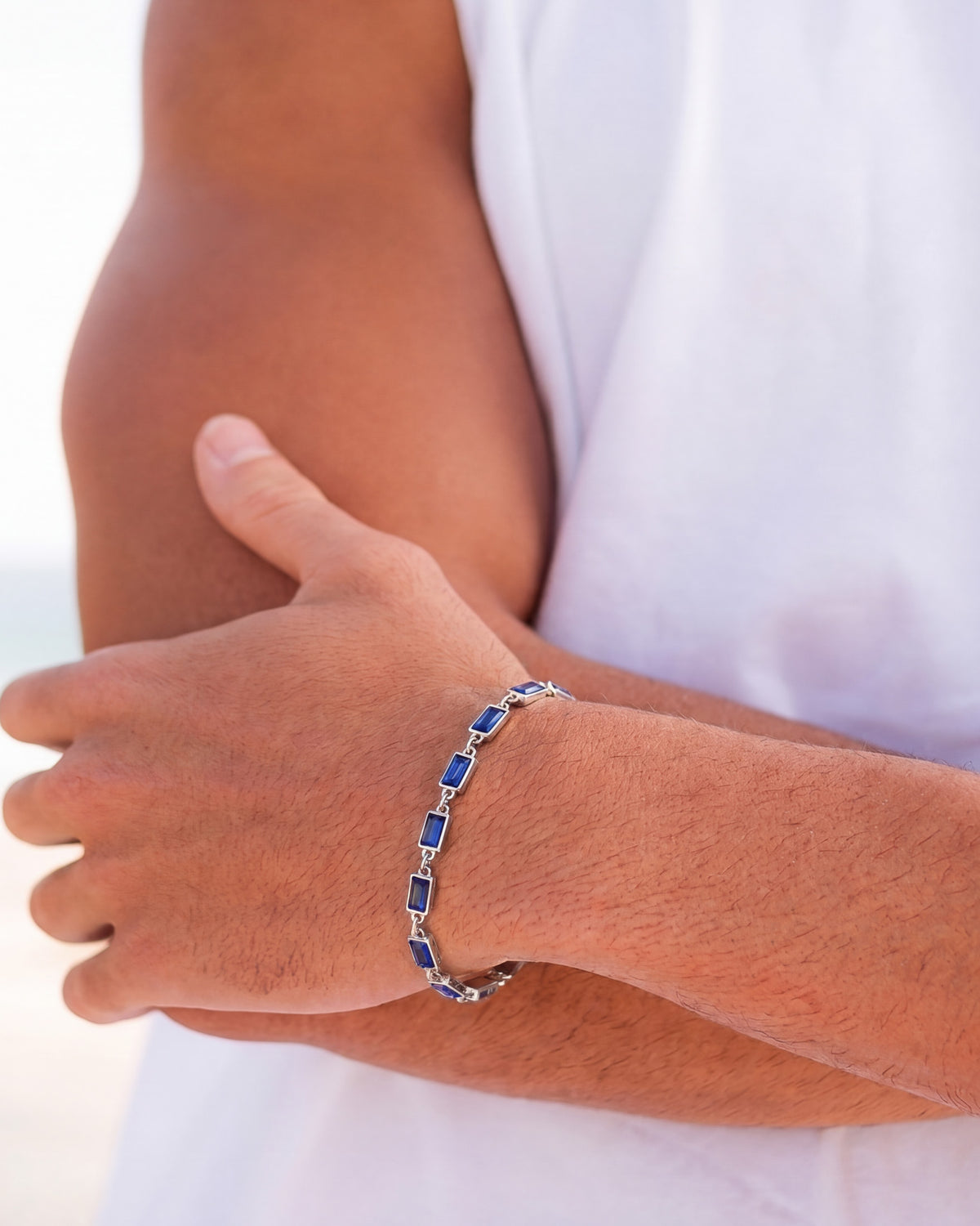 Pulsera OMEN de plata con piedras rectangulares azules en la muñeca