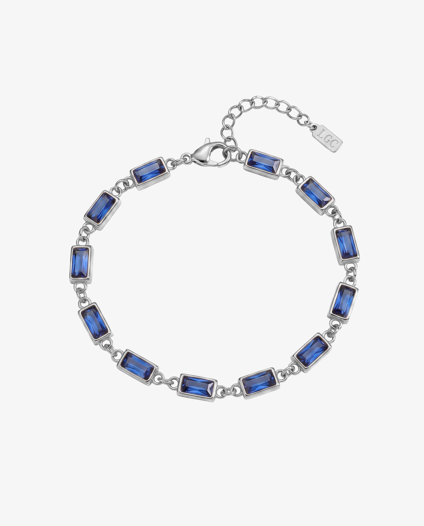Pulsera OMEN de plata con piedras rectangulares azules en una muñeca sobre fondo claro.