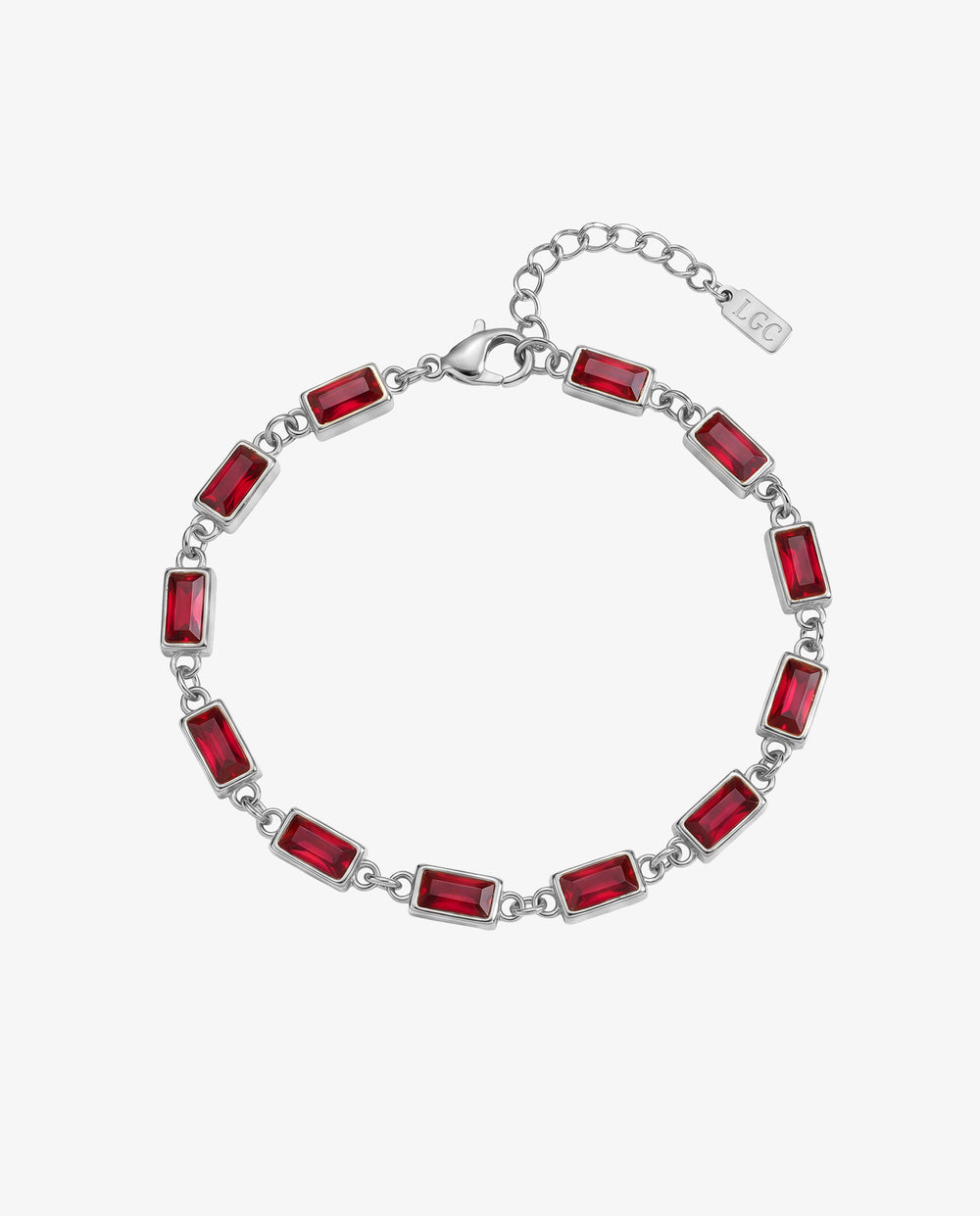 Pulsera OMEN de plata con piedras rectangulares rojas a lo largo de la cadena sobre fondo blanco
