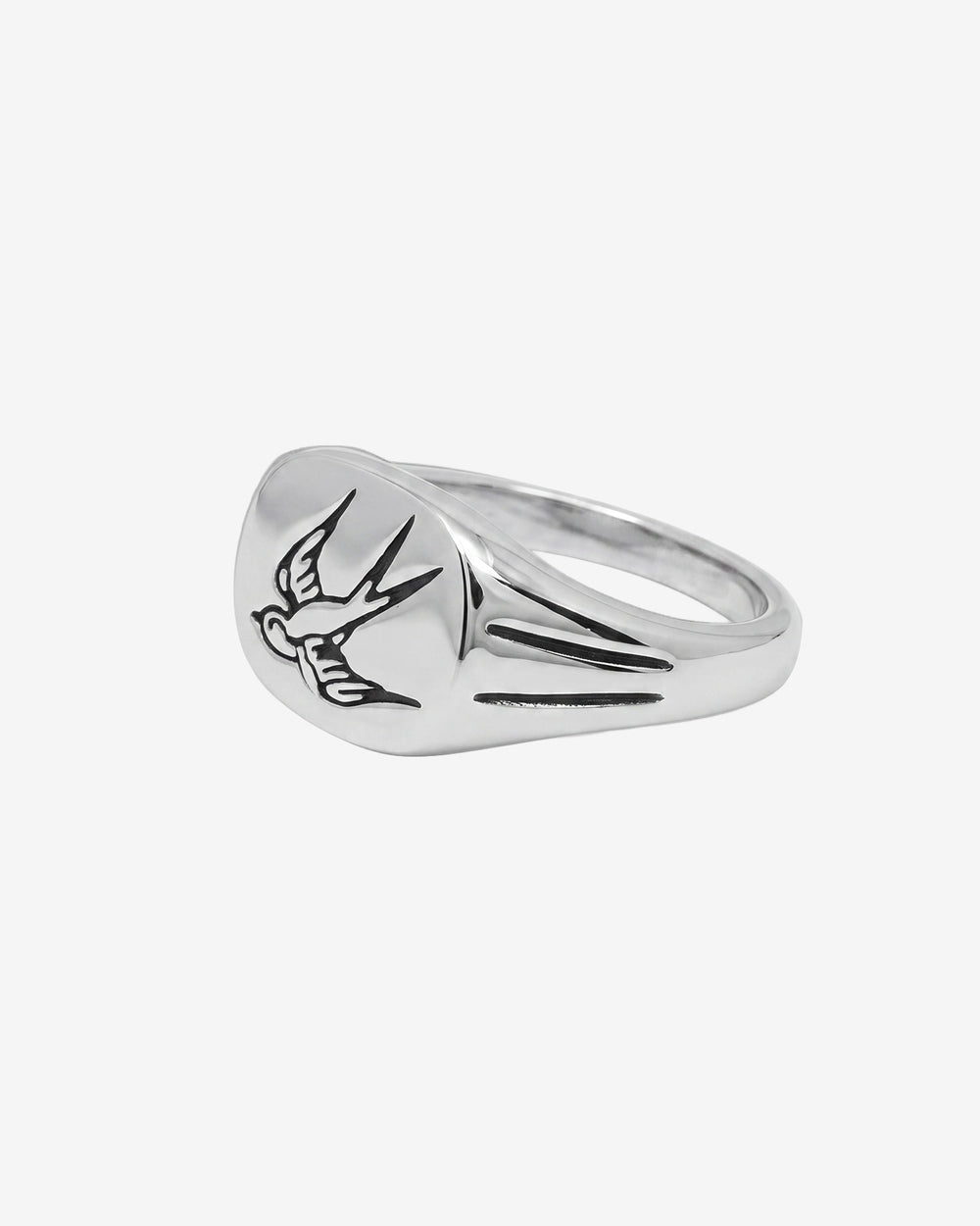 Anillo de plata con una golondrina en vuelo grabada en la parte superior redondeada