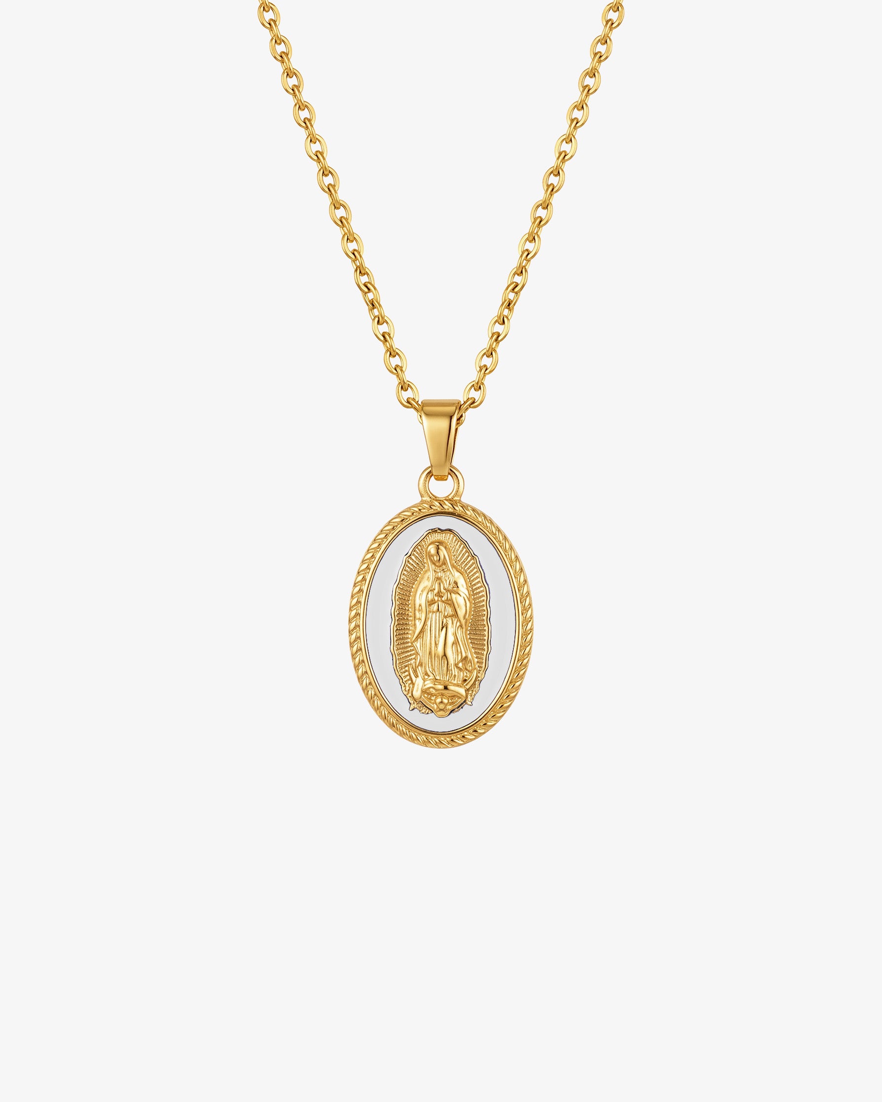 Collar de cadena dorada con colgante ovalado de la Virgen sobre esmalte blanco.