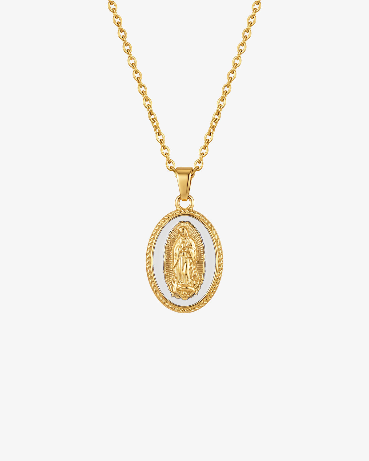 Collar de cadena dorada con colgante ovalado de la Virgen sobre esmalte blanco.